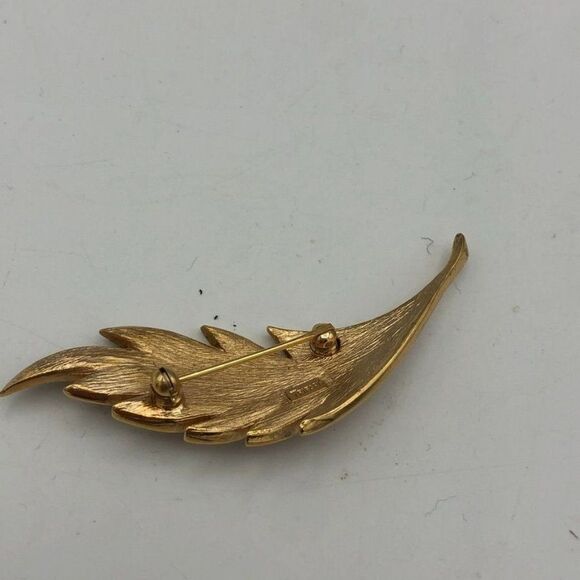 Trifari‎ Gold Tone Colored Feather Leaf Brooch Pin Costume Jewelry 2 1/2" - Picture 4 of 7